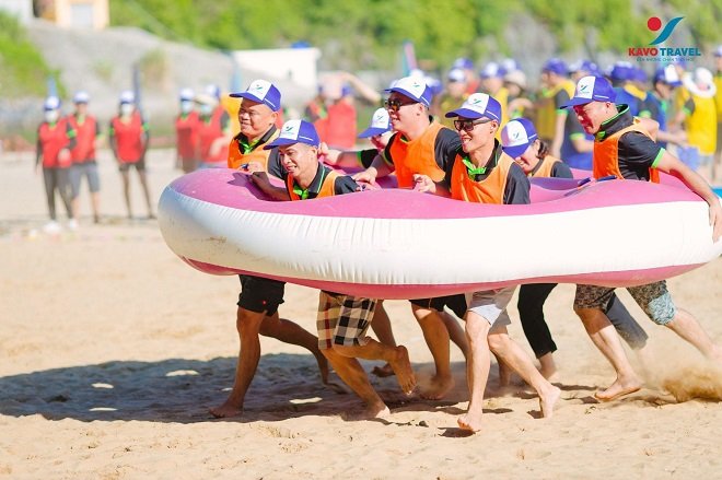 Du khách du lịch Đà Nẵng thích thú chơi game building do công ty du lịch Khát Vọng Việt - Kavo Travel tổ chức.