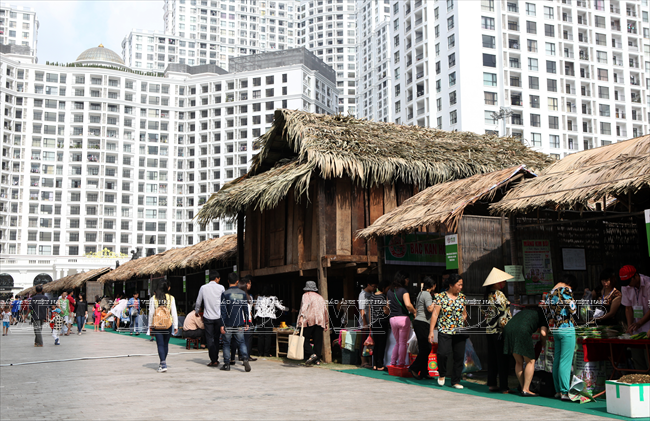 Các gian hàng đặc sản trong buổi hội chợ