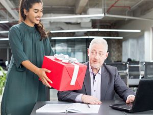 Bạn cũng nên lưu ý một số điều khi tặng quà biếu sếp